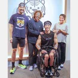 左からCrossFit SETAGAYAのオーナー太郎さん、コーチのMichikoさん、本人、池上凪さん（Ｃ）日刊ゲンダイ