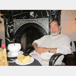 カサブランカの「リックス・カフェ」で（本人提供）