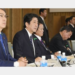 そもそも外国人労働者受け入れ拡大は安倍政策（「永住権取得に必要な在留期間を世界最短にする」と表明する安倍首相＝産業協力会議、2016年4月）／（Ｃ）共同通信社