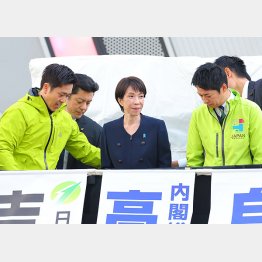 極右ムキ出しで、どんどん右旋回に（Ｃ）日刊ゲンダイ