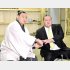師匠の伊勢ケ浜親方（右）と寿之富士（Ｃ）共同通信社