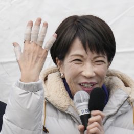 自身の疑惑が炸裂中に、党首討論“敵前逃亡”（Ｃ）共同通信社
