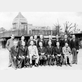 幣原内閣発足。前列中央が幣原喜重郎首相、前列右端が外相の吉田茂（1945＝昭和20＝年10月9日）／（Ｃ）共同通信社