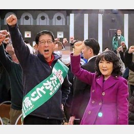 豪雪の中、防寒対策バッチリで声を上げる高鳥修一。片山さつき財務相と（提供）事務所