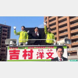 大阪府知事選の応援に入った黒田征樹＝中央（本人のXから）