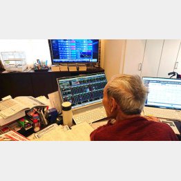 マーケット情報を小まめにチェック（Ｃ）日刊ゲンダイ