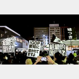 日本維新の会の吉村府知事と黒田征樹に向けて、「脱法集団！」のヤジもとんだ（Ｃ）日刊ゲンダイ