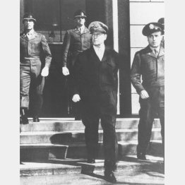 GHQ（米連合国軍最高司令部）から出るマッカーサー元帥（1948＝昭和23＝年4月2日）（Ｃ）共同通信社