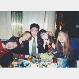 女の子に囲まれる筆者（本人提供）