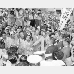 迎えの人たちに囲まれるA級戦犯仮出所。たびたびクーデターを試みた元軍人の橋本欣五郎ら（1955＝昭和30＝年9月17日、東京・巣鴨拘置所）／（Ｃ）共同通信社