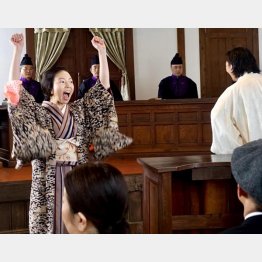 大審院で死刑判決を受け、「万歳！」を叫ぶ文子（旦々舎提供）