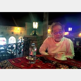 道行く人に連れて行ってもらったイラクのカフェでターキッシュコーヒーを飲む筆者（本人提供）