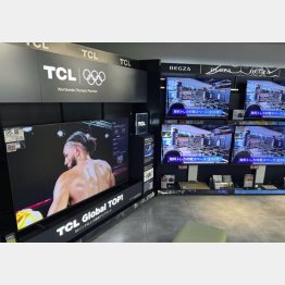 TCLなどの製品が並ぶ家電量販店のテレビ売り場（Ｃ）共同通信社