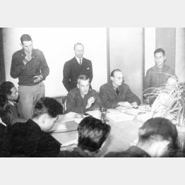 連合軍司令部（GHQ）は、神道の国家からの分離と学校教育からの排除、軍国主義的・超国家主義的性格の除去を命じた（記者団に説明するGHQ民間情報教育局長カーミット・Ｒ・ダイク代将＝中央、1945＝昭和20＝年12月15日）／（Ｃ）共同通信社