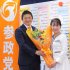 参政党・神谷代表から花束贈呈でニッコリ（Ｃ）日刊ゲンダイ
