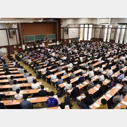 入試の作問や採点は大変…（Ｃ）共同通信社
