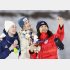今五輪の日本人メダル第1号となったジャンプ丸山希（右）は表彰台で“ライバル”と記念撮影（Ｃ）共同通信社
