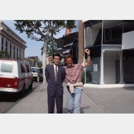 ドラマで現地スタッフと（提供写真）