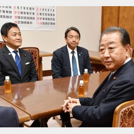 敗軍の将とサポート役…（Ｃ）日刊ゲンダイ