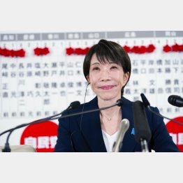 当確者の名前のバラの前で、メディアのインタビューに笑顔で答える自民党総裁の高市首相＝8日、自民党本部（Ｃ）共同通信社