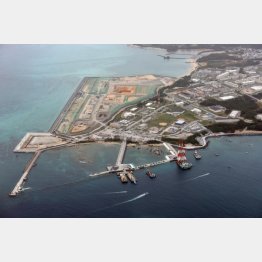 沖縄県名護市辺野古の沿岸部。南側（奥）の埋め立てはほぼ終了し、東側の大浦湾（手前）でも埋め立て用土砂の投入が開始された＝2025年11月（Ｃ）共同通信社