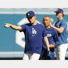 山本のコンディションをチェックする矢田修氏（Ｃ）共同通信社