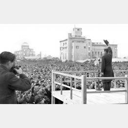 人間宣言後、広島を訪問した昭和天皇（1947年12月7日）／（Ｃ）共同通信社