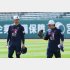 休日練習を行った宮城大弥（右）と曽谷龍平（Ｃ）日刊ゲンダイ