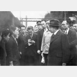 全国巡幸最初の視察地となった川崎市の昭和電工川崎工場で、女性従業員に声をかける昭和天皇（1946＝昭和21＝年2月19日）／（Ｃ）共同通信社