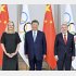 中国の第15回全国運動会開会式のため、訪中したIOCのコベントリー会長（左）とバッハ終身名誉会長（右）と、中国の習近平国家主席（Ｃ）新華社／共同通信イメージズ