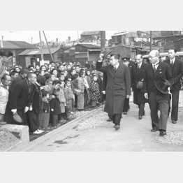 「人間宣言」をした昭和天皇は、1946（昭和21）年2月から全国を回って人々にあいさつする「地方巡幸」を行った。横浜市稲荷台の戦災者用の共同宿舎を視察する昭和天皇＝1946年2月19日（Ｃ）共同通信社