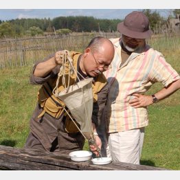 チェルノブイリでミジンコを採取する坂田明と筆者（本人提供）