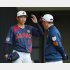 井端監督（右）と曽谷龍平（Ｃ）日刊ゲンダイ