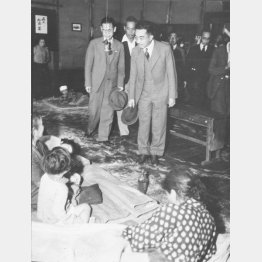 横浜市稲荷台の共同宿舎内に入り、戦災者を見舞われる昭和天皇（1946＝昭和21＝年2月19日）　／（Ｃ）共同通信社