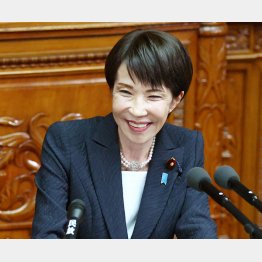 作り笑いで欺瞞を隠す（Ｃ）日刊ゲンダイ