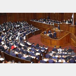 与党席は拍手喝采、野党席は意気消沈（Ｃ）日刊ゲンダイ