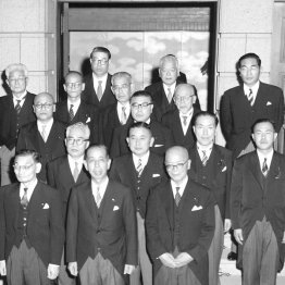 第1次岸信介内閣改造で最年少入閣（2列目右端）／（Ｃ）共同通信社
