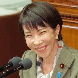 作り笑いで悪魔をみせる（Ｃ）日刊ゲンダイ