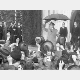 皇居前広場で行われた新憲法施行記念式典で、傘を手に国民の万歳に応える昭和天皇（1947＝昭和22＝年2月3日）／（Ｃ）共同通信社