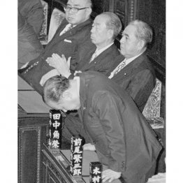 首相指名で頭を下げる田名角栄。その奥で、憮然とした表情の福田武夫と佐藤栄作（Ｃ）共同通信社