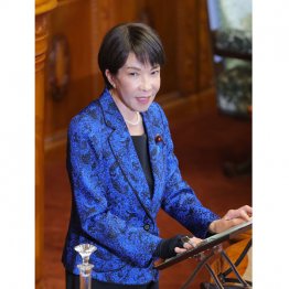 「高市早苗」カタログギフトは3万円×315人でしめて945万円（同配布問題についての質問に答弁する高市首相）／（Ｃ）日刊ゲンダイ