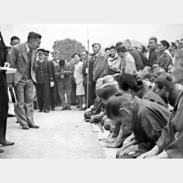 栃木県葛生町（現佐野市）の奉迎場で歓迎の人たちに帽子を取ってあいさつする昭和天皇（1947＝昭和22＝年9月5日）／（Ｃ）共同通信社