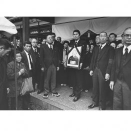 母フメさんの告別式に参列する田中角栄（中央左、1978＝昭和53＝年4月20日）／（Ｃ）上森清二／共同通信イメージズ