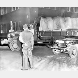 1948年12月23日、東條英機元首相ら絞首刑となったA級戦犯7人の遺体の入ったひつぎを乗せ、横浜市の火葬場に向けて巣鴨プリズンを出発する米軍のトラック（Ｃ）共同通信社