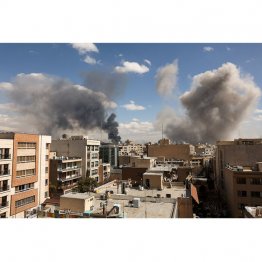 邦人の心配もあるのに、攻撃の第一報を受けても地方応援の方が優先事項（攻撃を受けるイランの首都・テヘラン）　（Ｃ）ロイター／WANA (West Asia News Agency)　