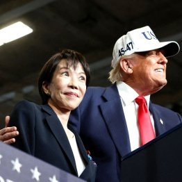 抱きつきを続け、寄り縋り、世界の真ん中で恥をさらしている（Ｃ）ロイター