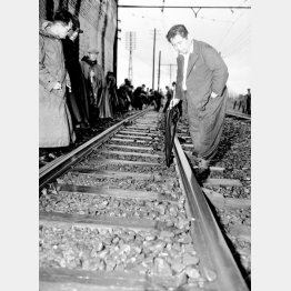 国鉄の下山定則国初代鉄総裁が7月5日、出勤途中に行方不明。翌日未明、東京足立区の国鉄常磐線の線路上で、れき死体で発見。当時、職員の大量解雇問題があった（現場検証する警察捜査官ら、1949＝昭和24＝年7月6日）／（Ｃ）共同通信社