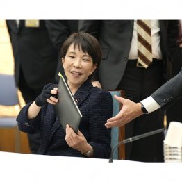 国会で審議をやらず、国民説明なしに一部の党だけの「国民会議」だけで決めようと（Ｃ）共同通信社