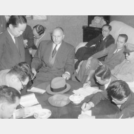 横浜税関で記者団に語るドッジ氏（中央）。後方右端はマッカート少将（GHQ経済科学局長）、その隣はリード博士（1950＝昭和25＝年10月7日）／（Ｃ）共同通信社