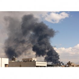 長期化必至（米＆イスラエルのイラン空爆で、爆発後に黒煙が上がつ首都・テヘランの街）　（Ｃ）ロイター／WANA (West Asia News Agency)